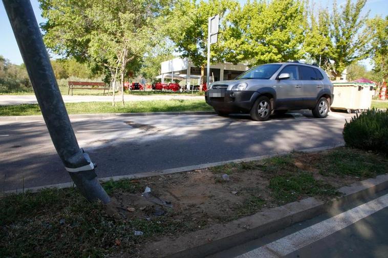 Estado en el que quedó la farola tras el choque