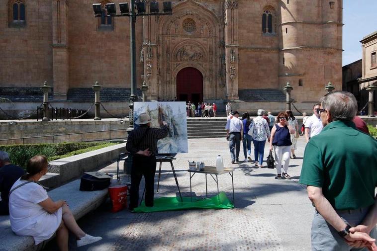 Uno de los participantes en un certamen anterior realizando su obra de la fachada de la Catedral