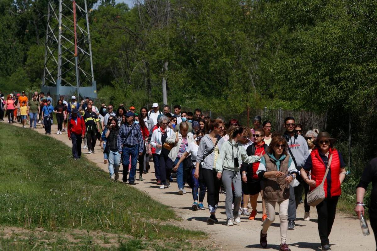 La marcha a favor de la salud mental se ha realizado alrededor del Complejo Deportivo de Salas Bajas