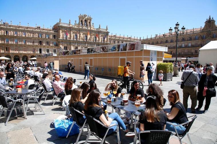 Vista de la Plaza Mayor, parcialmente tapada por las casetas de la Feria del Libro