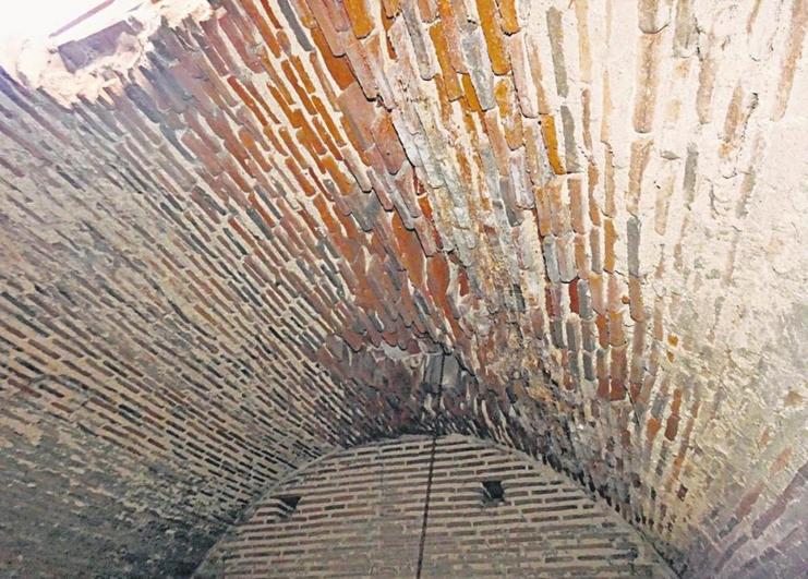 Amenaza en las bóvedas de ladrillo de la iglesia de Villaflores por las goteras