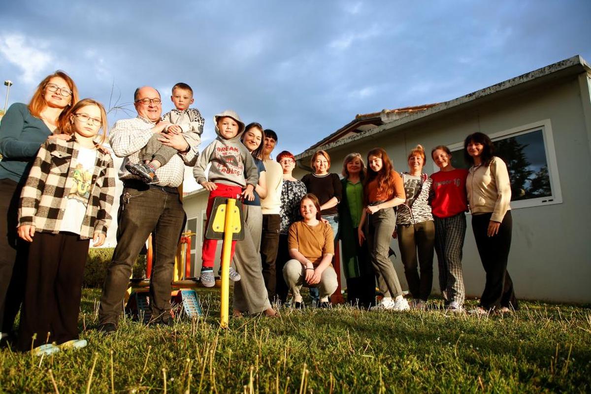 Tetyana, Zlata, Manuel Muiños, Luca, Artem, Victoria, Alina, Soitlana, Kateryna, Olena, Lidia, Yuliia, Luidmyla, Daryna y Cristina, en el jardín de la casa de Proyecto Hombre.