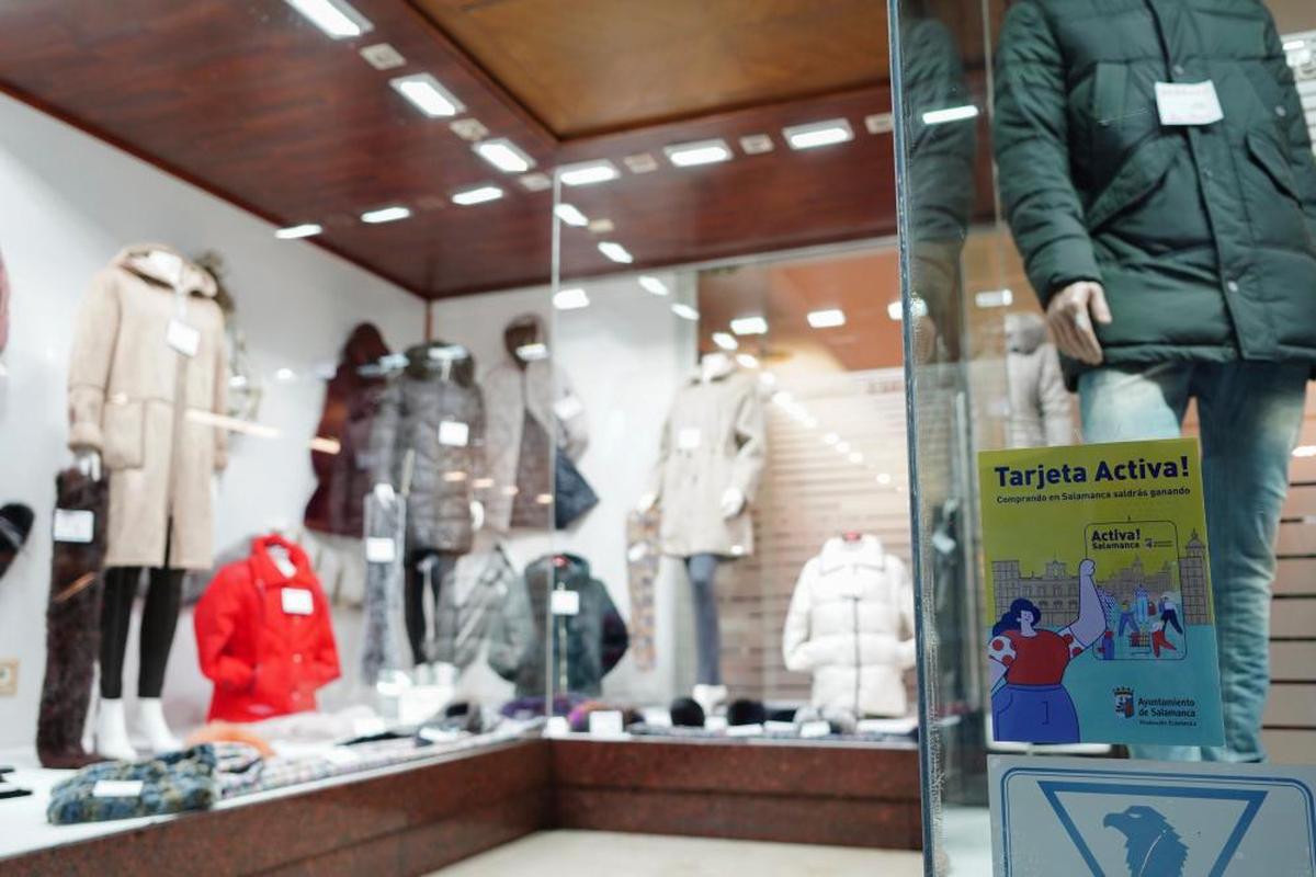 Escaparate de un comercio local adherido al programa municipal de Activa Salamanca.