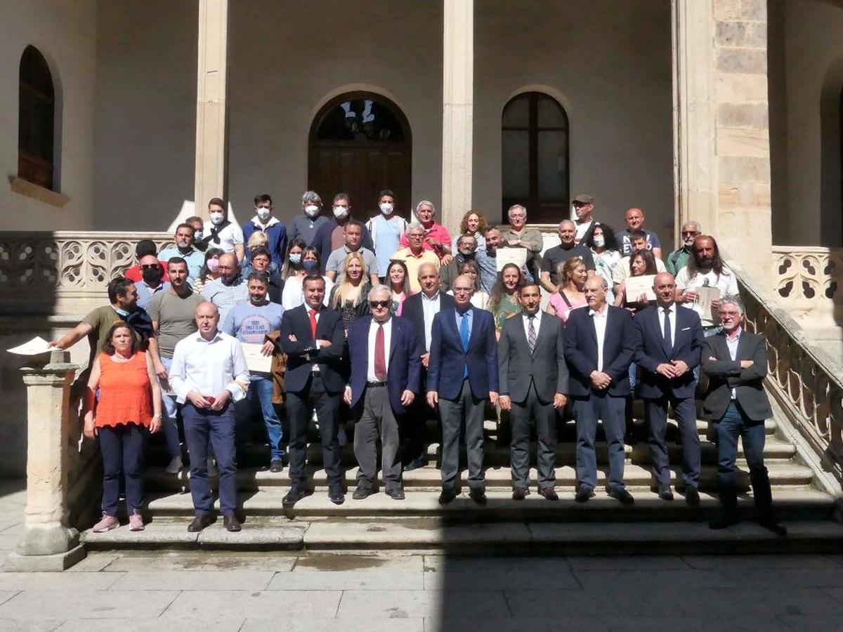 Foto de familia de los alumnos con representantes de Junta, Diputación y ayuntamientos que han financiado estas acciones formativas