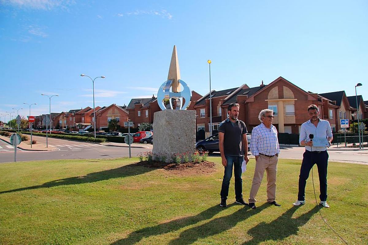 Santos J. Martín, Valeriano Hernández y Ángel Peralvo, junto a la escultura.
