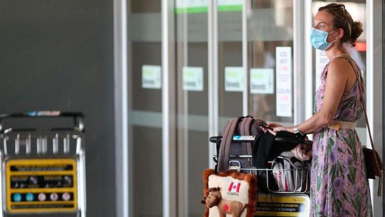 Una mujer en las inmediaciones de un aeropuerto.