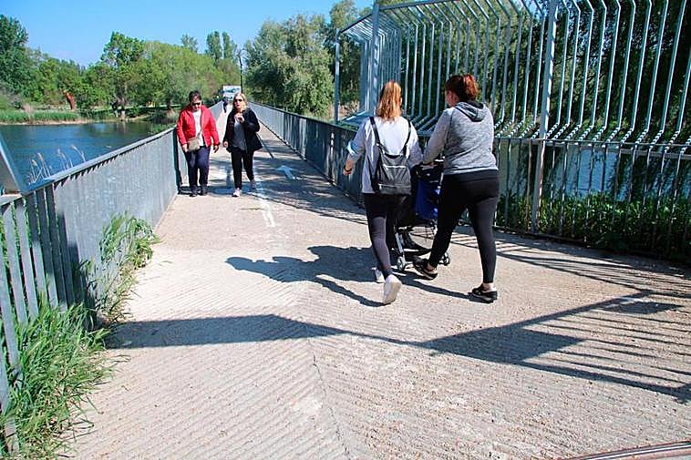 La pasarela que lleva hasta la Isla del Soto con su firme acanalado