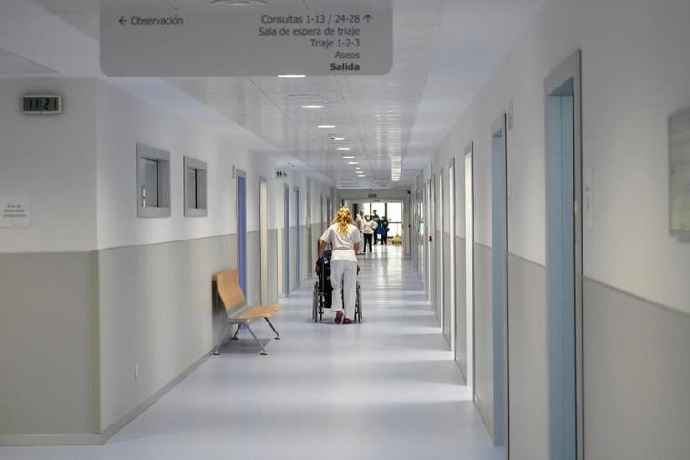 Interior de uno de los pasillos del Hospital de Salamanca.