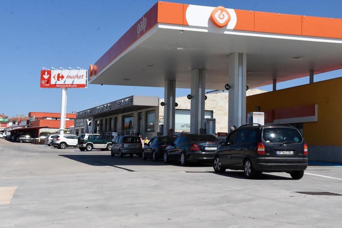 Vehículos portugueses repostando en una de las gasolineras de la villa fronteriza salmantina de Fuentes de Oñoro.