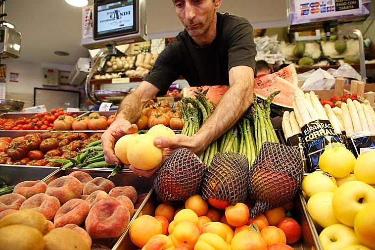 Melocotones, nectarinas y paraguayas en una frutería de Salamanca.