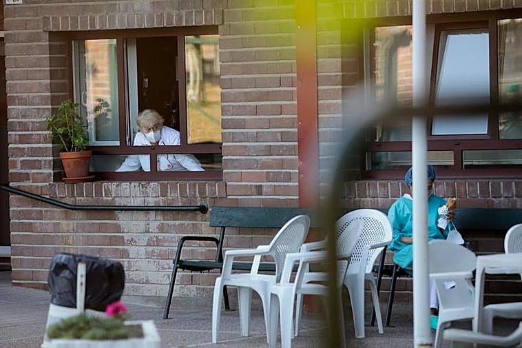 Dos trabajadores de una residencia de ancianos en Lugo, que presentó una gran incidencia