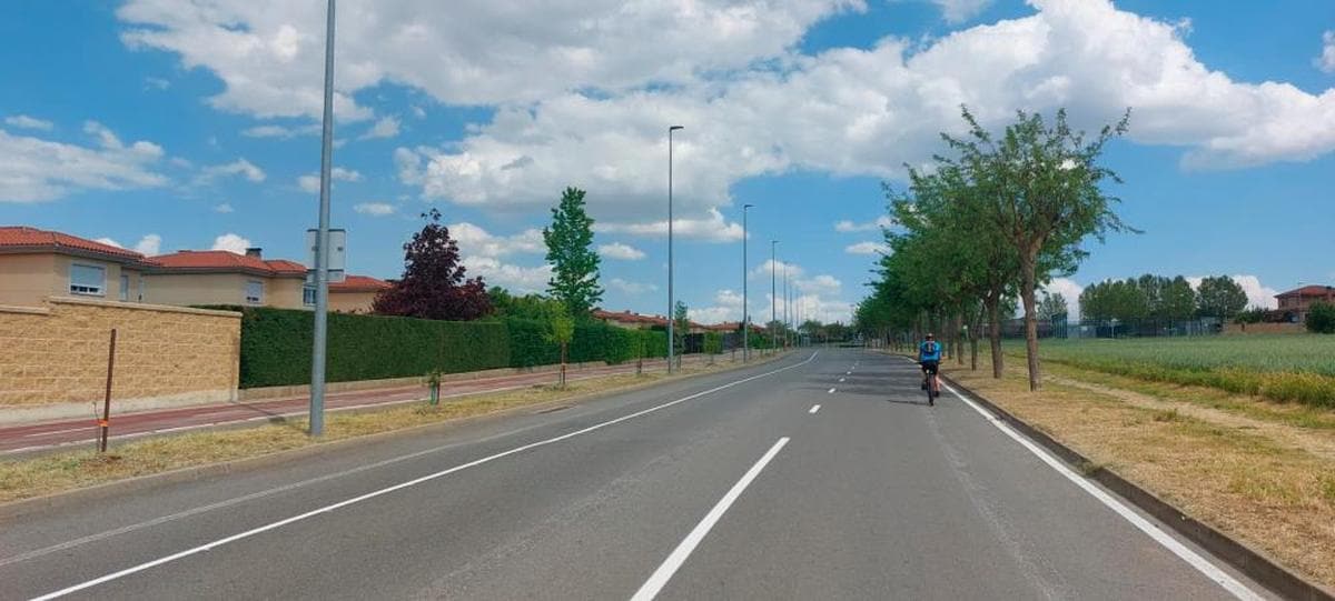 Un ciclista circulando por la calle Béjar en Carbajosa en la que se modificará el tramo de carril bici.