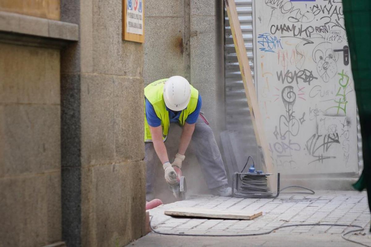 Un operario trabajando en una obra de una administración pública.