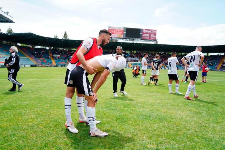 Los jugadores del Salamanca, hundidos tras el descenso