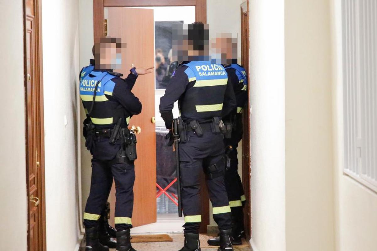 Policías locales, durante una intervención por ruido en un piso de Salamanca.