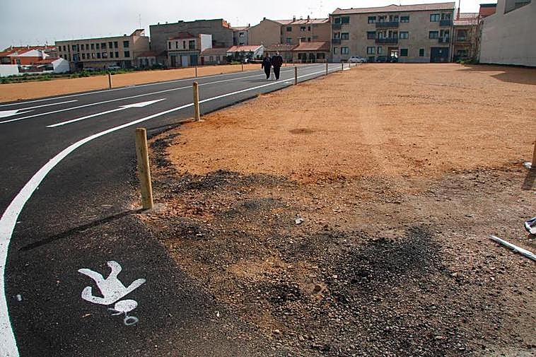 El acceso al nuevo aparcamiento de Villamayor incluso cuenta con carriles peatonales.