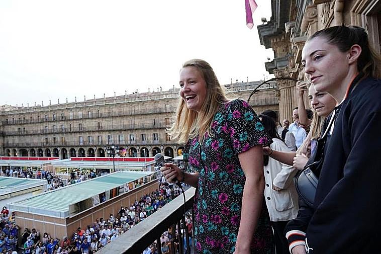 Emese Hof celebra la Liga Femenina con el Avenida