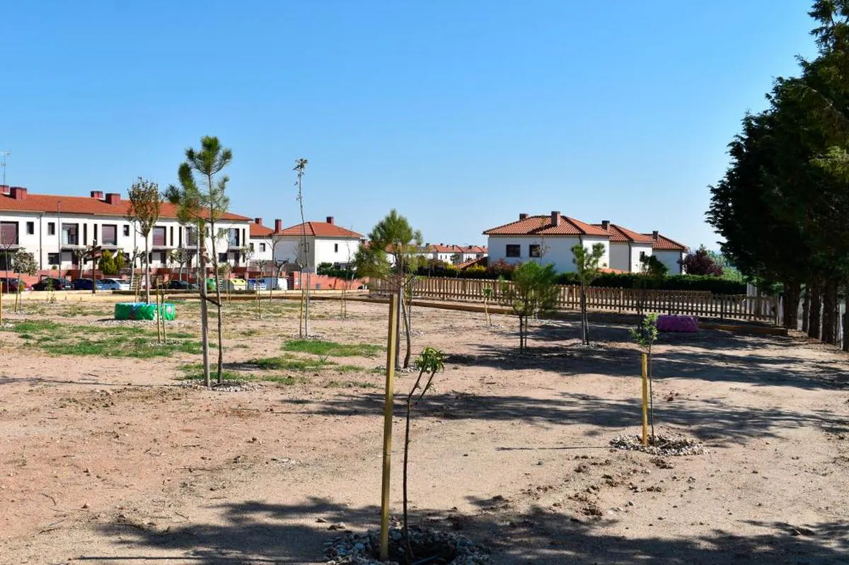 El nuevo parque, situado en la zona de Las Gavias, cuenta con setenta árboles de diferentes especies.