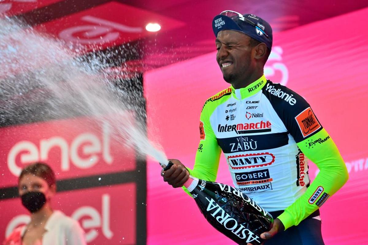 Biniam Girmay celebra su victoria en la décima etapa del Giro