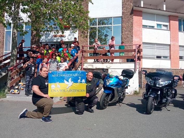 Moteros en el colegio de Armenteros