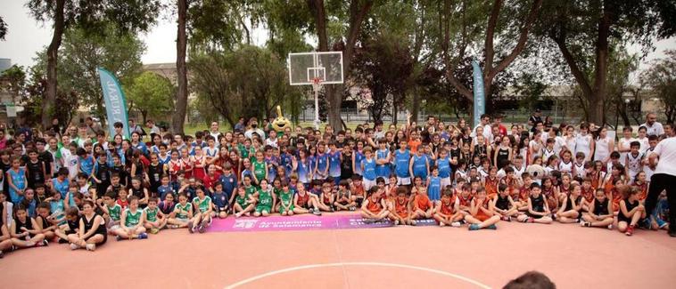 Foto de familia de los participantes del Día del Minibasket en el parque de los Jesuitas