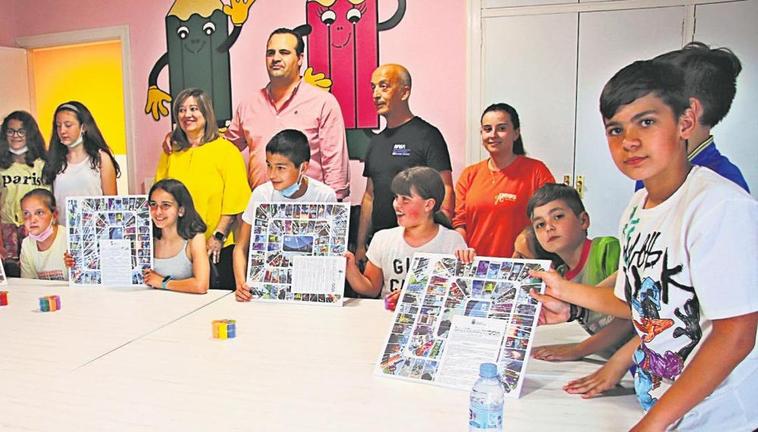 El alcalde, David Mingo, junto a la edil del área de Infancia, Esther Casado, y los integrantes de Ciudad Amiga de los Niños presentaron el juego