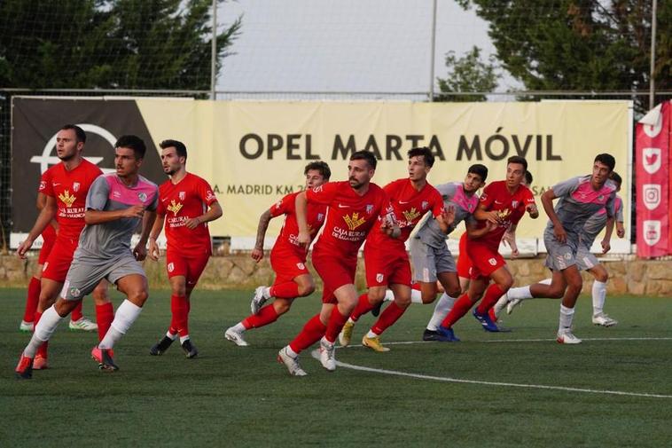 Los jugadores del Santa Marta en un partido ante el filial del Salamanca UDS