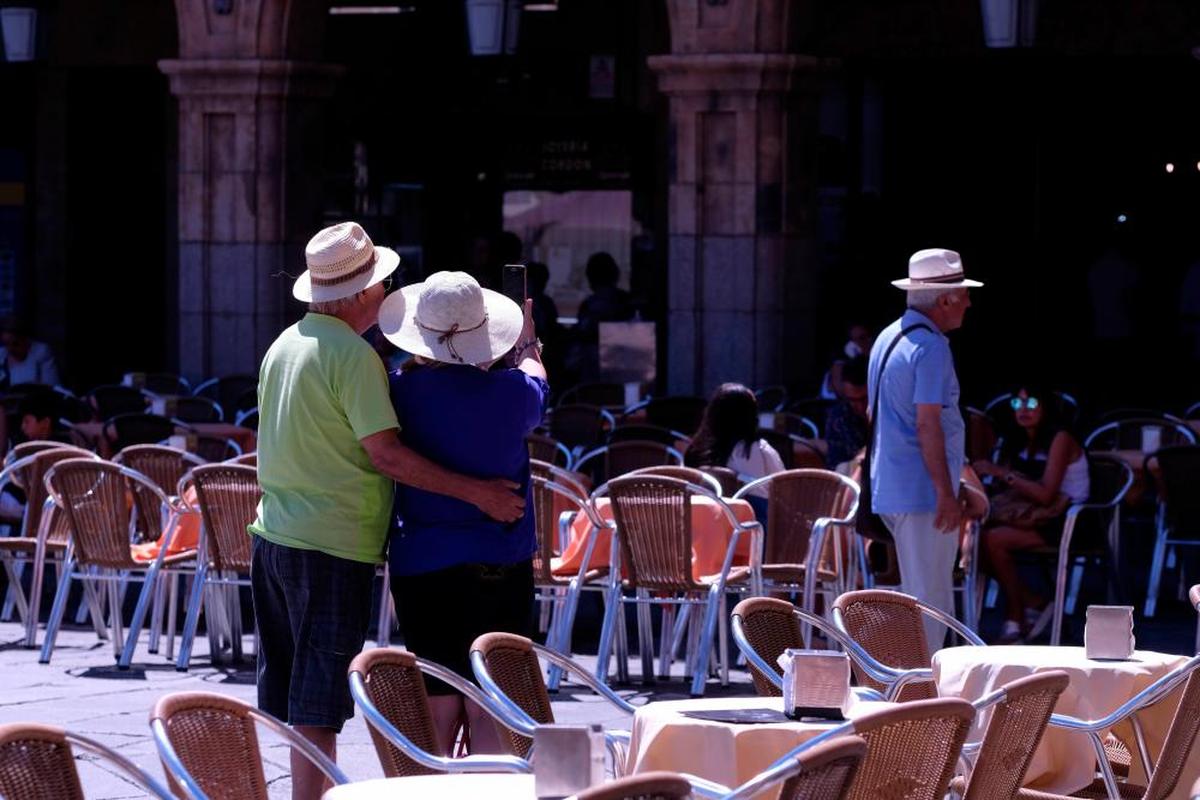 Varias personas pasean por la Plaza Mayor