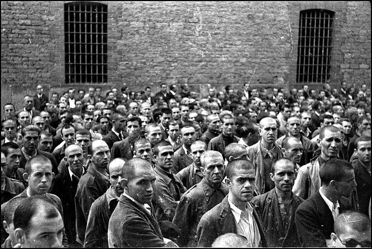 Prisión. Miradas amargas anhelando la libertad. Presos del Fuerte de San Cristóbal en el año 1941.