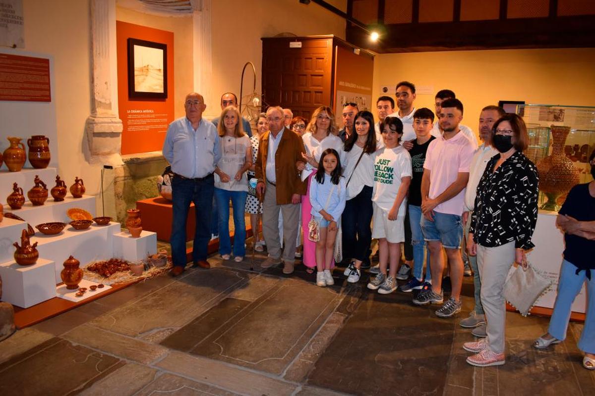 El alfarero, Felipe Pérez, junto a su familia y parte de la Corporación municipal albense