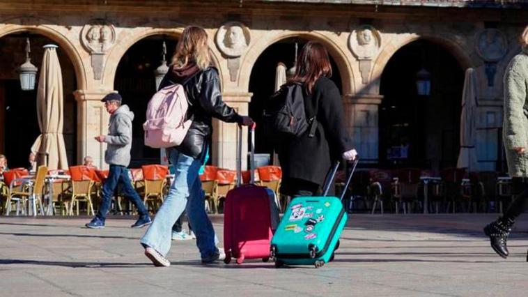 Turistas con maletas en el centro de Salamanca