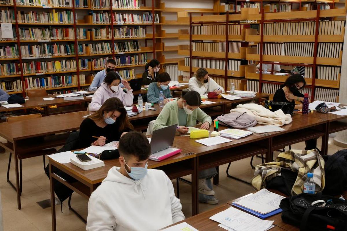 Universitarios en la Biblioteca Santa María de los Ángeles