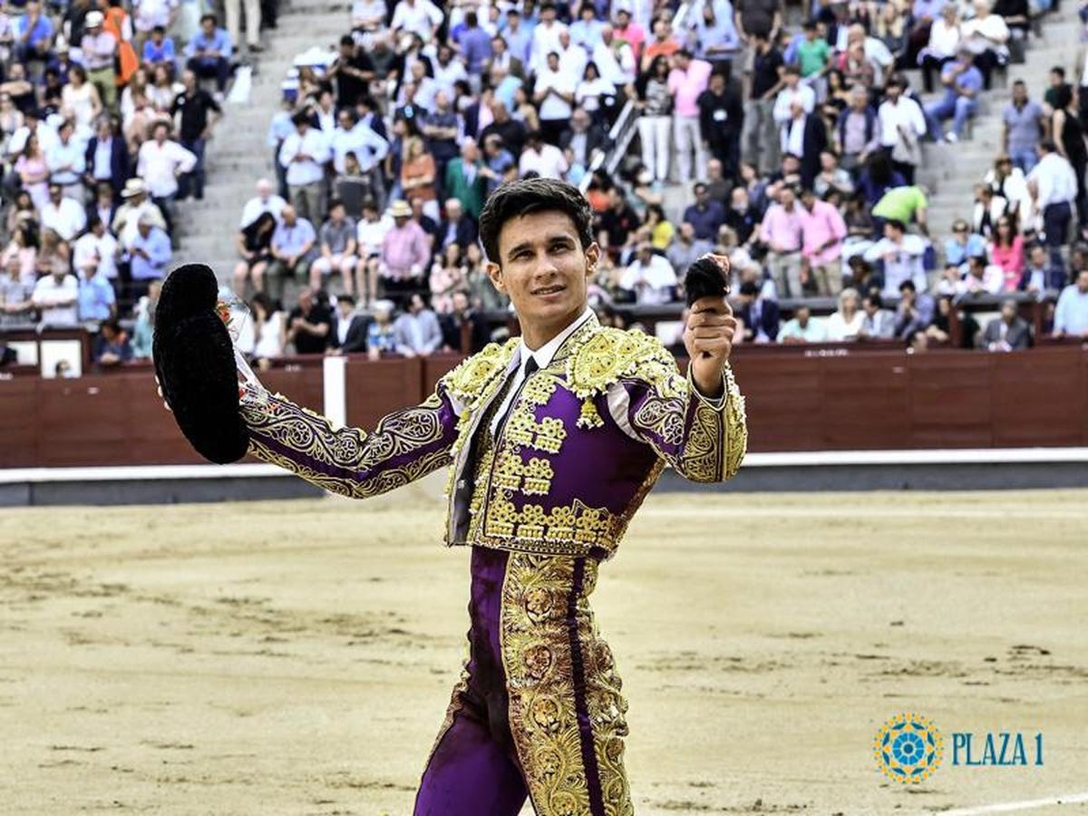 Manuel Diosleguarde con la oreja que cortó el lunes en Las Ventas al novillo Amargado, de Fuente Ymbro