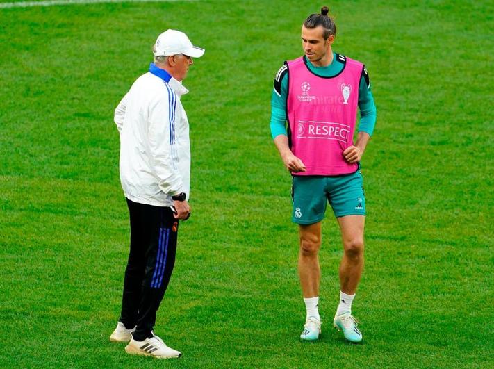 Carlo Ancelotti charla con Gareth Bale durante el entrenamiento