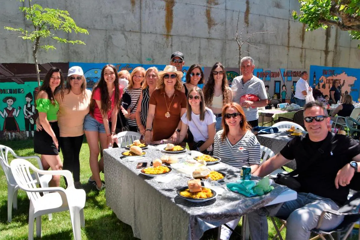 Familias y amigos se reunieron en el parque de Machacón para comer la paella de la comida popular