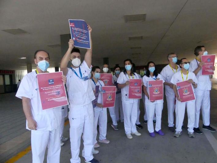 Urgenciólogos del Hospital de Salamanca salieron a la puerta del servicio para ‘celebrar’ el Día Internacional de la especialidad.