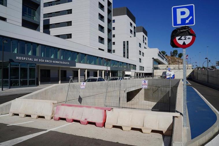 Entrada al parking del nuevo Hospital, todavía cerrada por las obras de adecuación.