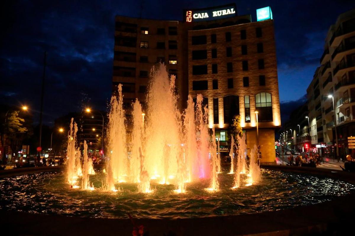 La fuente de la Puerta de Zamora iluminada de naranja