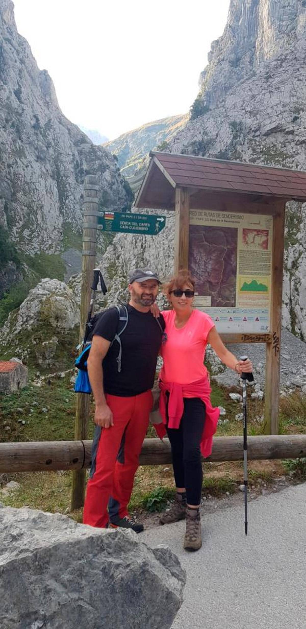 Rocío Encinas junto a su marido haciendo una ruta de senderismo.