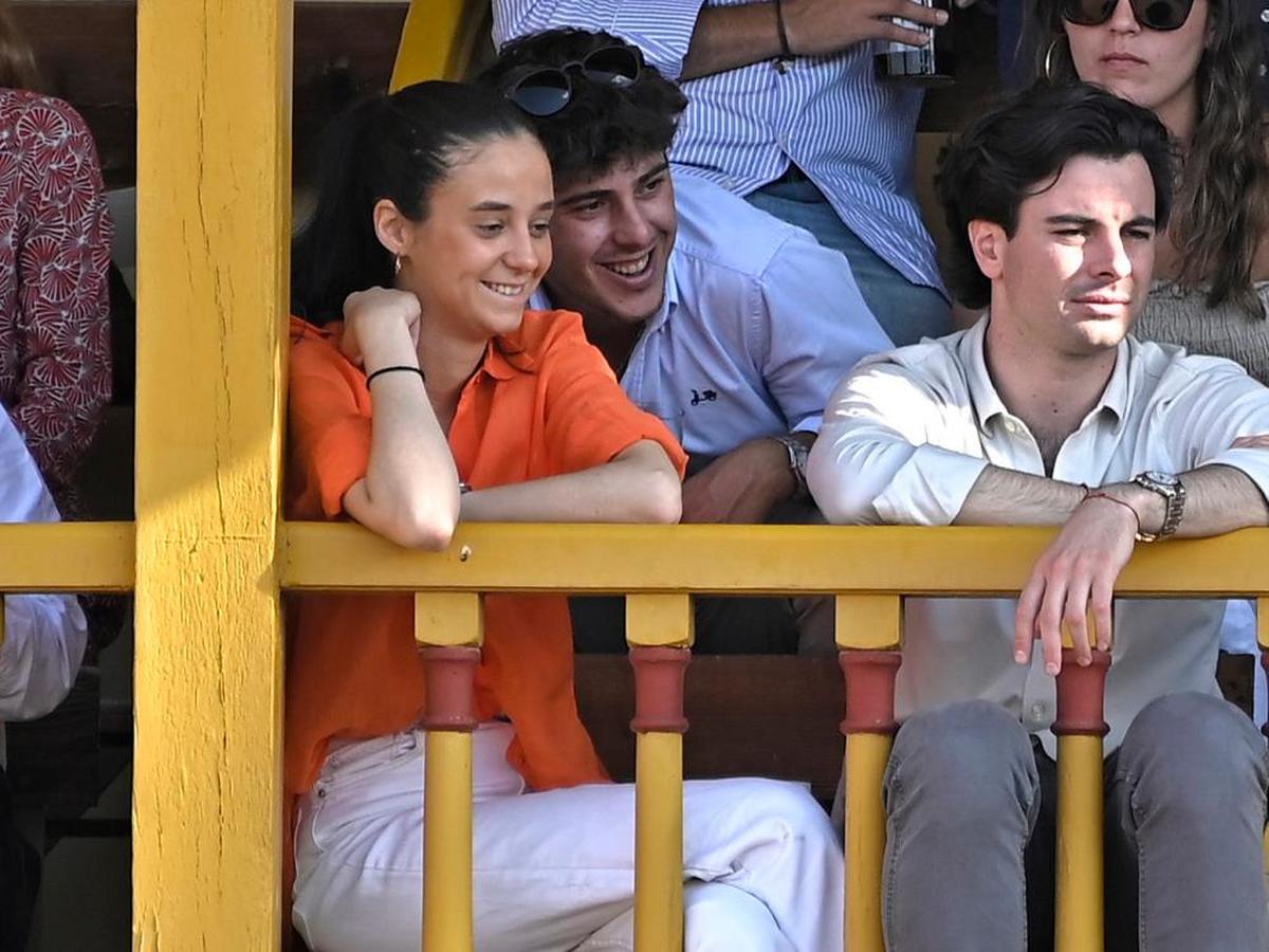 Victoria de Marichalar, con amigos en una corrida de toros