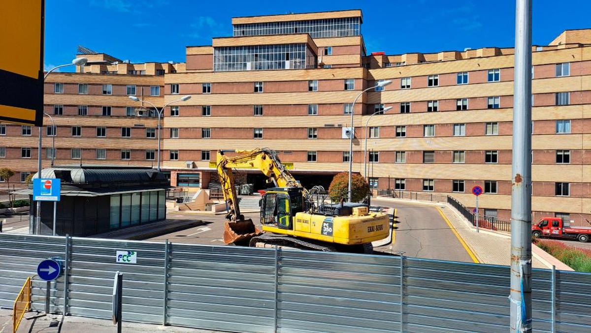 Máquina excavadora en la entrada del Clínico, preparada para empezar los trabajos