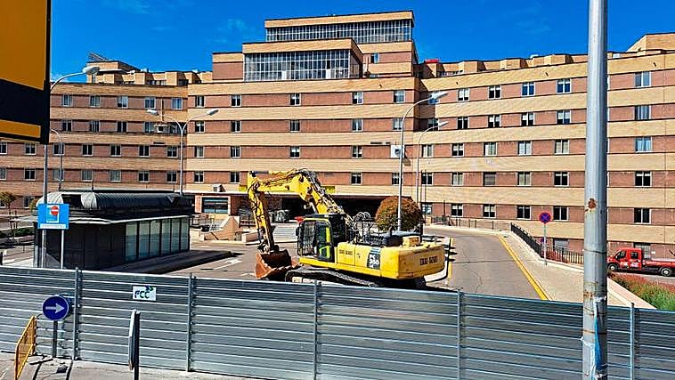 Máquina excavadora en la entrada del Clínico, preparada para empezar los trabajos