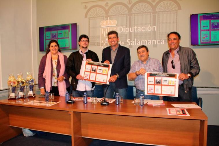 Javier Bueno (segundo por la derecha), presentando una muestra de teatro