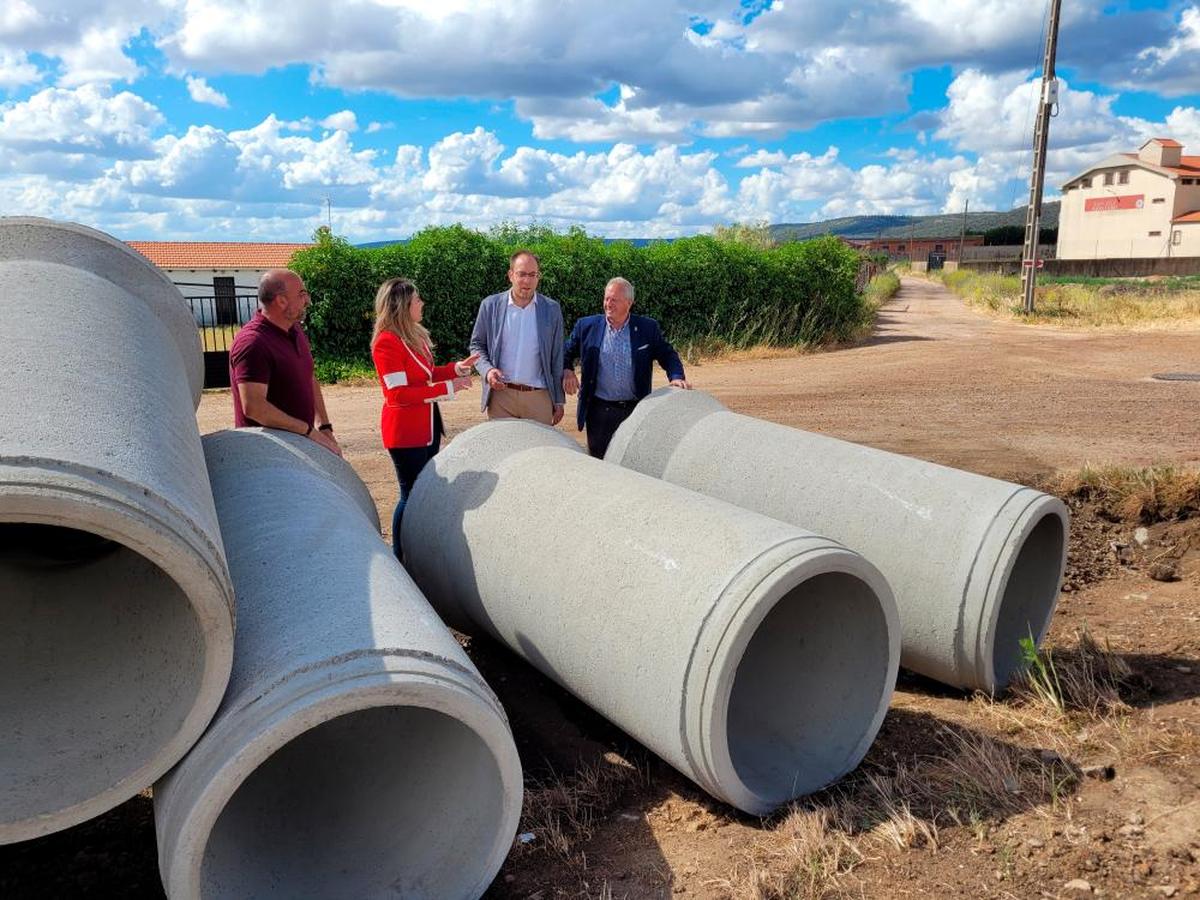 Ramón Sastre, Laura Vicente, Marcos Iglesias y José Manuel Jerez ayer en los terrenos del polígono.