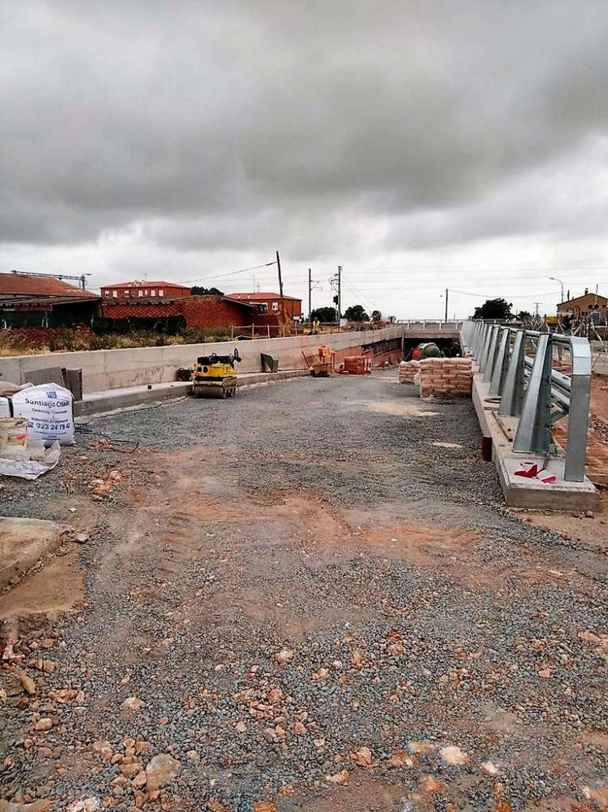 Las obras para la supresión del paso a nivel de Gomecello deberían estar terminadas desde el 10 de mayo.