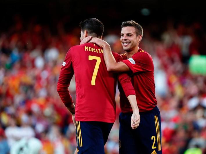 Morata celebra el gol de España con Azpilicueta.