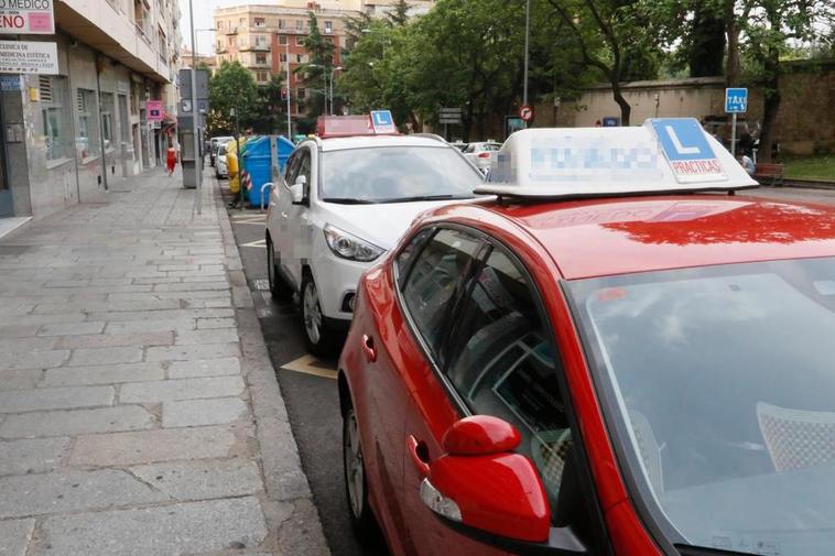 Dos coches de autoescuela en la avenida Villamayor.