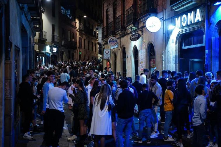 Cientos de jóvenes reunidos en una de las zonas de fiesta nocturna de la ciudad de Salamanca.