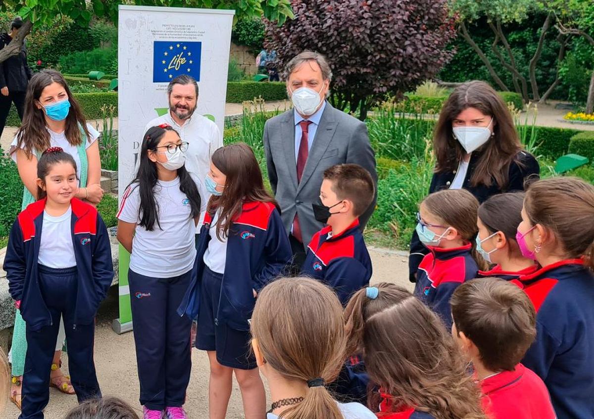 Un grupo de escolares, junto al alcalde Carlos García Carbayo, durante una de las actividades del proyecto LIFE Via de la Plata.