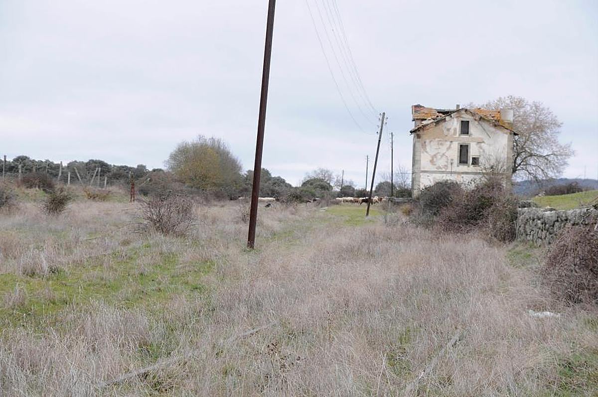 Estado de abandono de la línea férrea La Fuente-Barca d’Alva a su paso por la estación de Lumbrales.